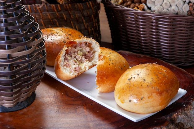 Süßes Brot gefüllt mit Schinken