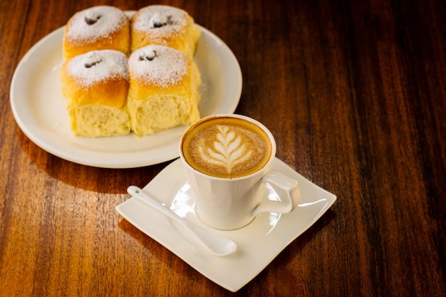 süßes Brot gefüllt mit Schokolade und einer Tasse Kaffee