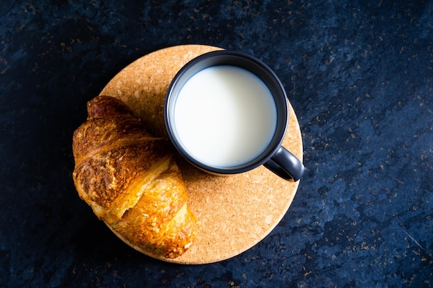 Süßes Brot, verschiedene traditionelle Bäckerei-Croissantpfannen und Milch