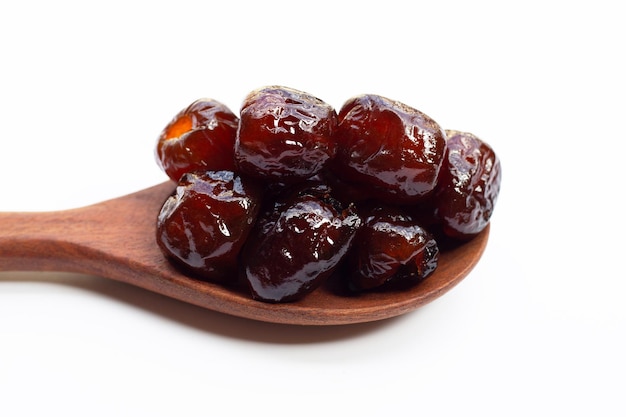 Süßes chinesisches Jujube Dessert auf weißem Hintergrund.