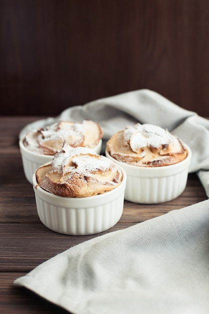 Foto süßes dessert aus in gebäck gebackenen äpfeln. charlotte.