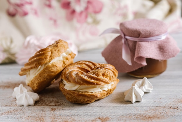 Süßes Dessert aus Sahnetorten auf dem weißen Holzhintergrund