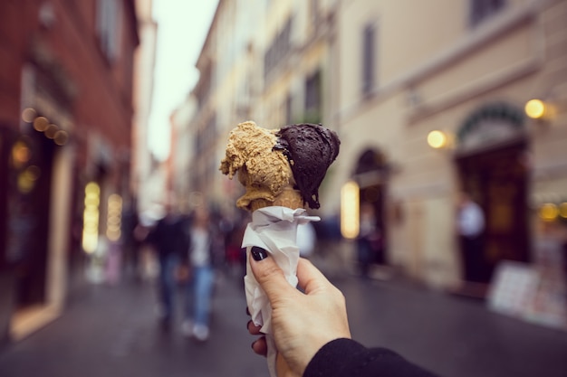 Süßes Dessert mit Eiscreme in der Stadt Florenz