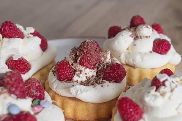 Süßes Dessert mit Himbeerkeks und Sahnedessert mit Himbeerkuchen-Brownie