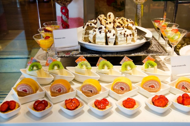 Süßes Dessert-Snack und Kuchenlinie im Buffetservice für Menschen, die im Restaurant des Hotels in Bangkok Thailand essen