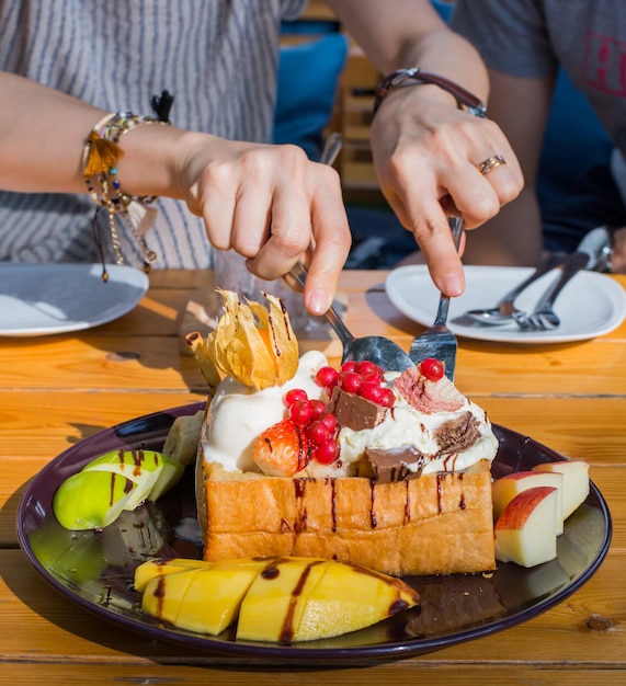 süßes Dessert und Kuchen zur Kaffeepause. Leckeres Essen für dicke Menschen.