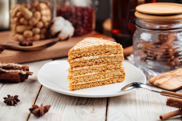 Süßes dessertstück honigkuchen auf einem teller