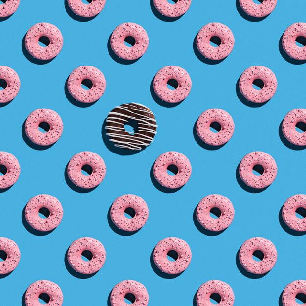 Süßes Donutmuster auf einem blauen Hintergrund.