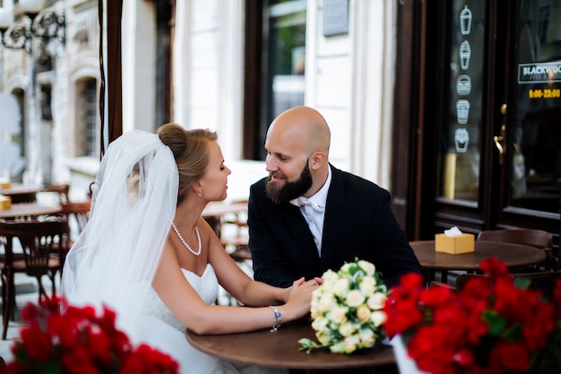 Süßes Ehepaar im Cafe. Hochzeitstag