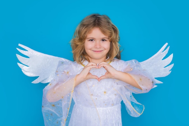Süßes Engelskind Studioporträt Engelskind mit Engelsflügeln isolierter Hintergrund