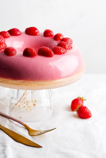 Süßes Erdbeermousse-Kuchen-Dessert auf einem Teller