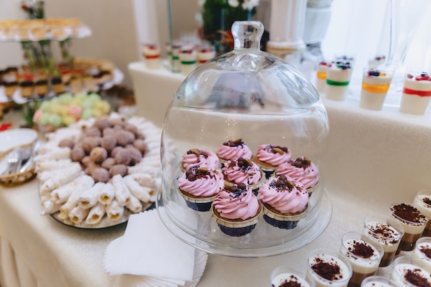 Süßes festliches Buffet, Obst, Mützen, Makkaroni und Süßigkeiten