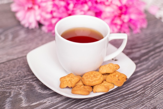 Foto süßes frühstück, tasse teekekse und blumenstrauß