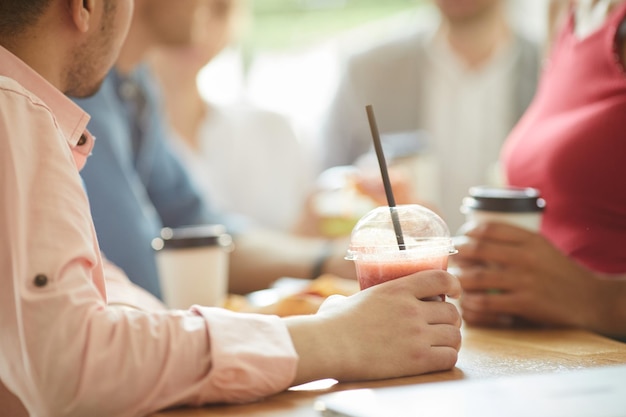 Süßes Getränk mit Freunden trinken