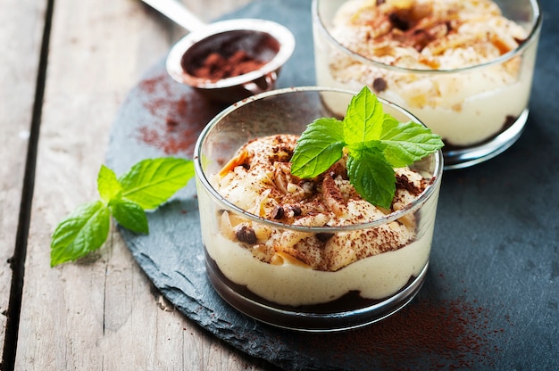 Süßes hausgemachtes Dessert mit Sahne und Schokolade