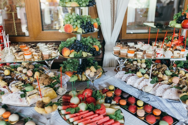 Süßes Hochzeitsbuffet mit verschiedenen Desserts und Früchten.