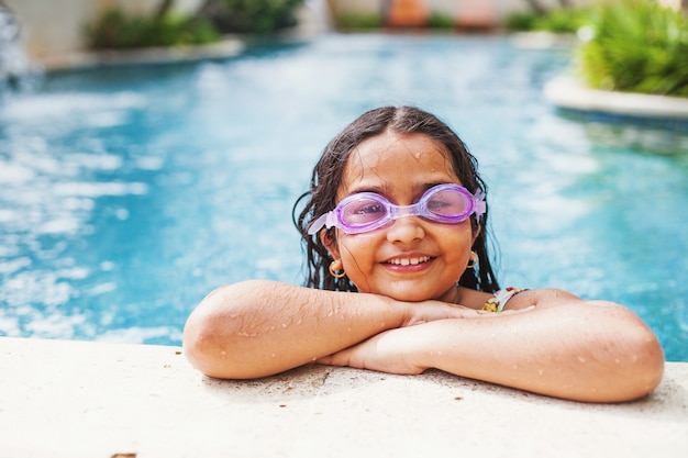 Süßes indisches kleines Mädchen in einem Schwimmbad