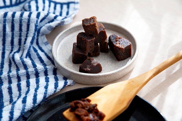 Süßes Jaggery-Dessert-Arrangement