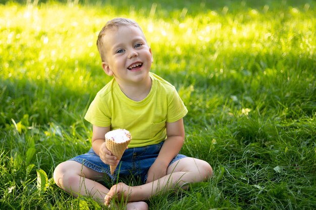 Süßes Kind isst Eis im Park