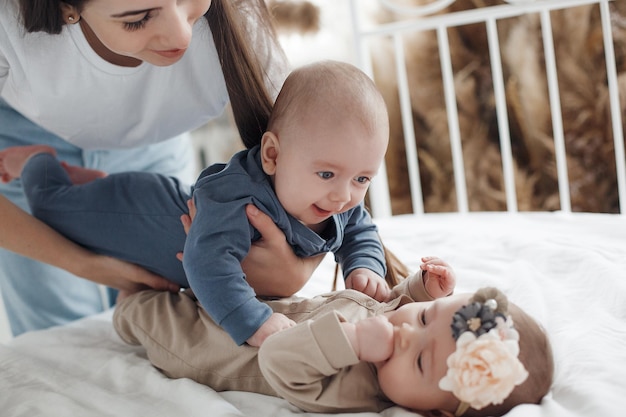 süßes kleines baby drinnen