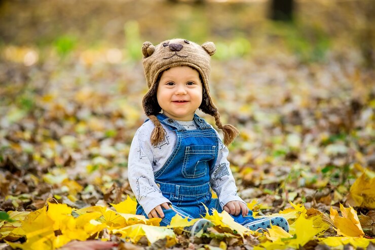 süßes kleines Baby, im Park sitzend