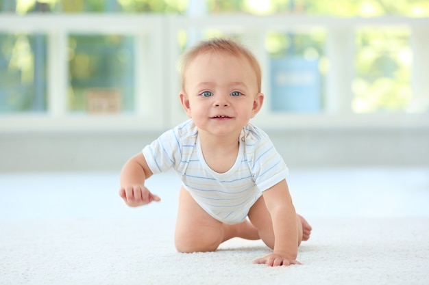 Foto süßes kleines baby zu hause