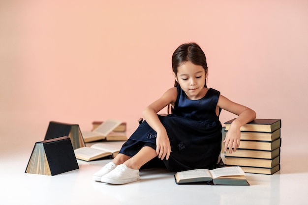 Süßes kleines Mädchen liest ein Buch