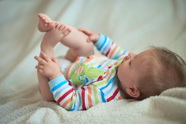 süßes kleines neugeborenes Baby, das zu Hause lächelt