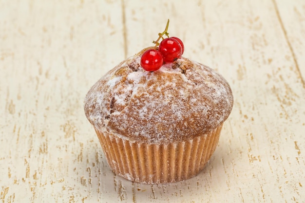 Süßes leckeres Muffin mit roten Johannisbeeren