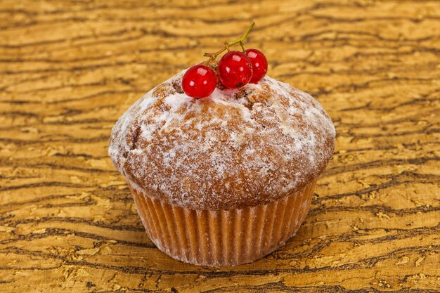 Süßes leckeres Muffin mit roten Johannisbeeren