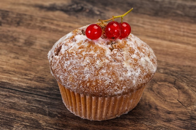 Süßes leckeres Muffin mit roten Johannisbeeren