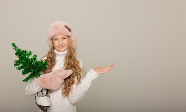 Foto süßes mädchen bereitet sich im hintergrund mit geschenken auf das neue jahr vor