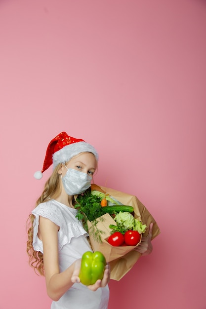 Foto süßes mädchen bereitet sich im hintergrund mit geschenken auf das neue jahr vor