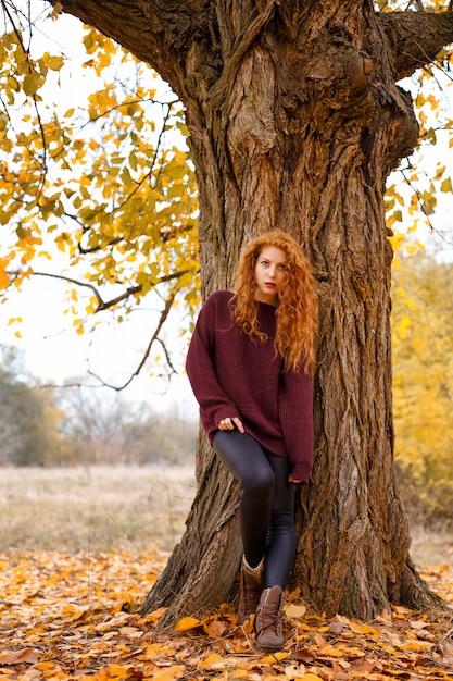 Süßes Mädchen im Herbstwald, Einsamkeit und Melancholie