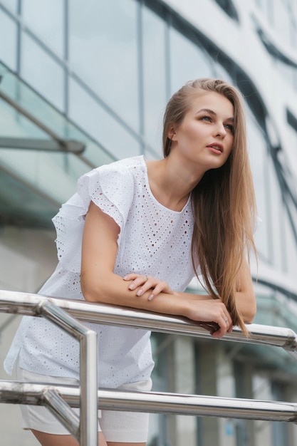 Foto süßes mädchen mit logenförmigen haaren in einem weißen sommerkleid