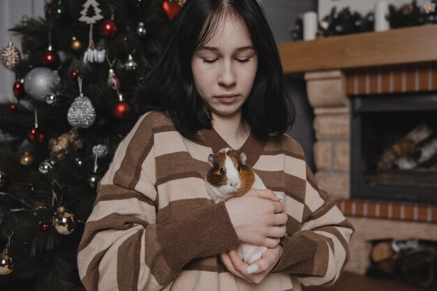 Süßes Meerschweinchen in den Armen des Mädchens Kinder- und Tierkonzept