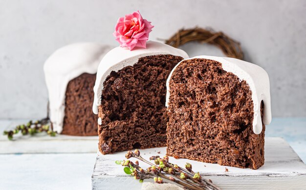 Süßes orthodoxes Schokoladenbrot verziert mit Fondant