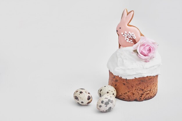 Süßes Osterbrot, Osterkuchen mit Blumen, Eiern und Lebkuchen. Feiertagsfrühstückskonzept mit Kopierraum.