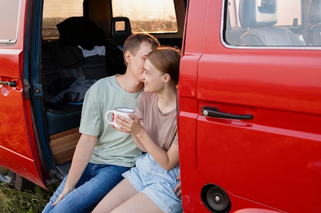 Foto süßes paar mit mittlerem schuss im van