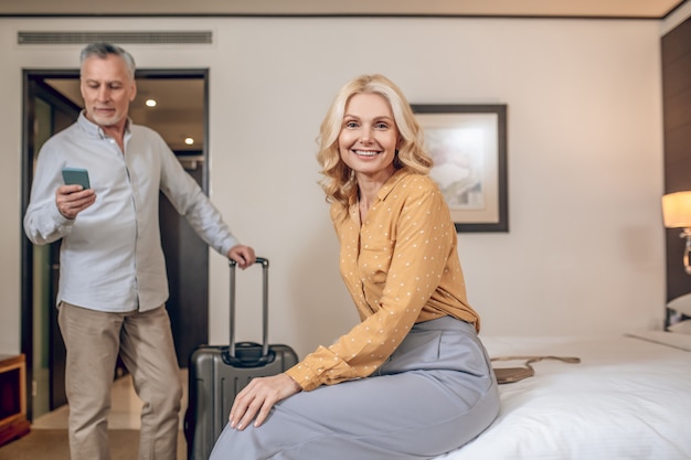 Foto süßes pärchen. gut aussehender mann und eine hübsche frau in einem hotelzimmer