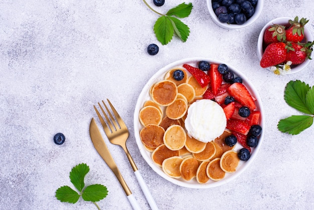 Süßes Pfannkuchengetreide mit Beeren