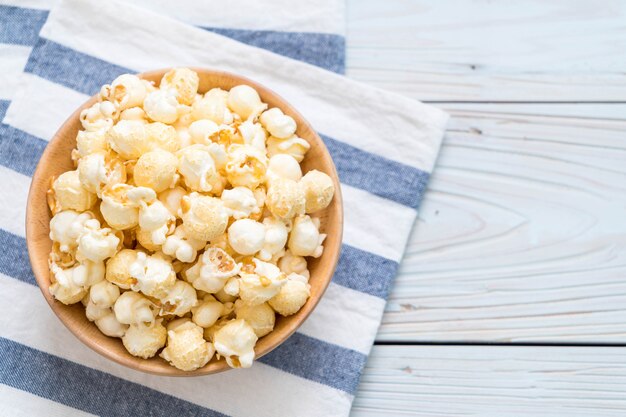 süßes Popcorn auf Holz