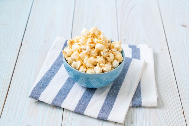 süßes Popcorn auf Holz