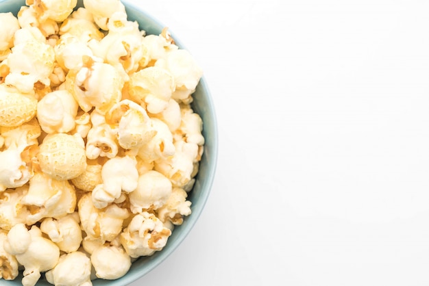 süßes Popcorn auf Weiß