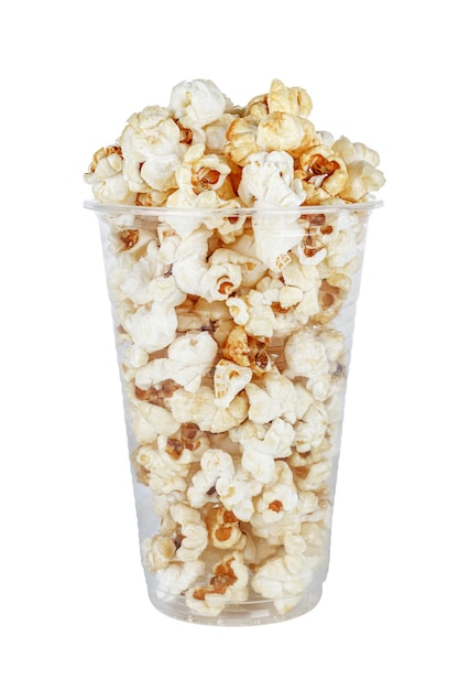 Süßes Popcorn in Zuckerkaramell in transparentem Einwegplastikbecher isoliert auf weiß