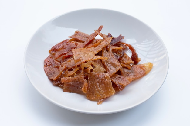 Süßes Schweinefleisch oder Schweinefleisch Jerky auf weißer Oberfläche. Draufsicht