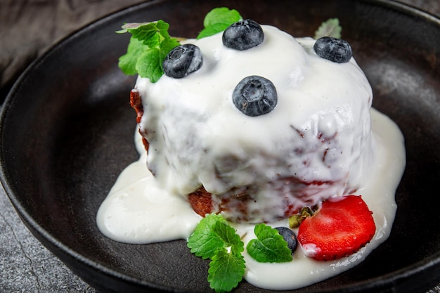 Süßes Sommer-Dessert-Eis aus Sahne-Zucker-Beeren-Püree und saisonalen Beeren mit Käsecreme und Puderzucker