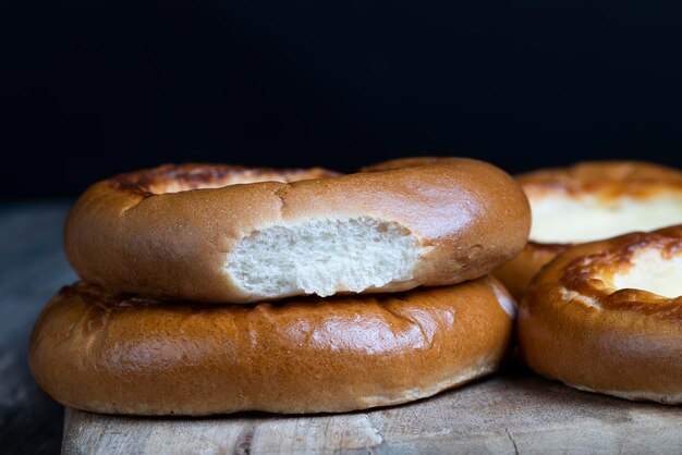 Süßes Teiggebäck mit Sauerrahm- und Milchfüllung