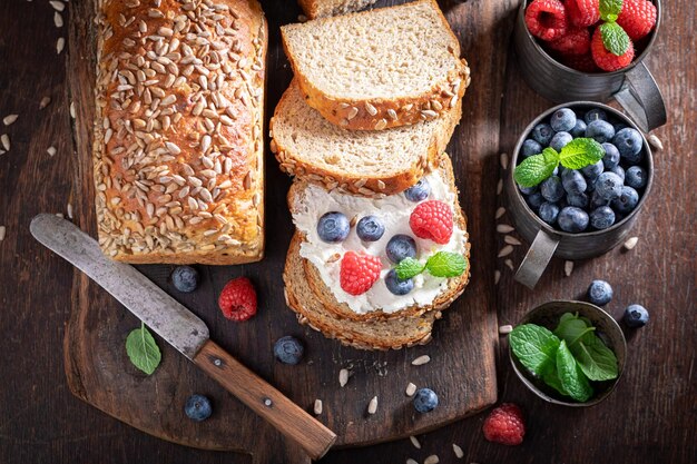 Süßes und hausgemachtes Brot mit Käseminze und Beeren