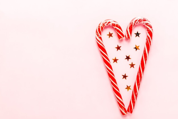 Süßes Weihnachtsgeschenk auf rosa Hintergrund, Silvesterfeiern